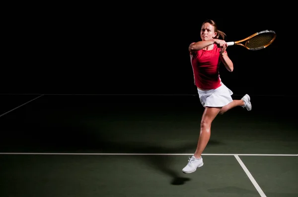 Kapalı Tenis Oynamaya Kadın — Stok fotoğraf