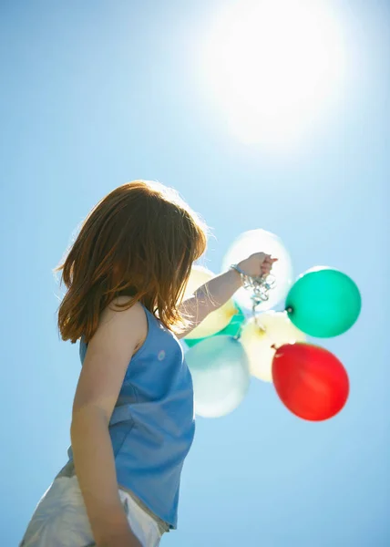 Jeune Fille Tenant Des Ballons Dans Ciel — Photo