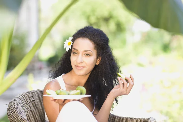 Mulher Comendo Frutas Frescas — Fotografia de Stock
