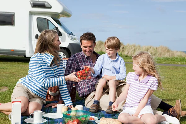 Famiglia Che Picnic Roulotte — Foto Stock