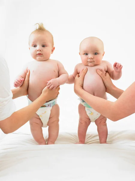 Младенцы, стоящие с помощью — стоковое фото