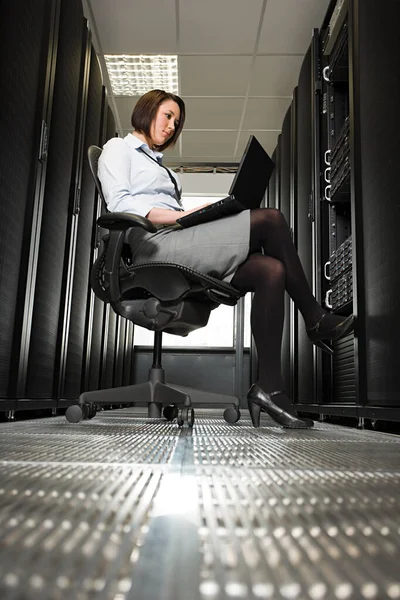 Vrouwelijke Computer Technicus Die Werkt Een Server — Stockfoto