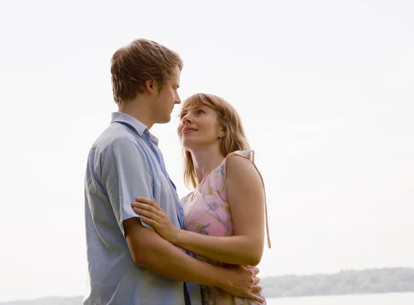 Mulher e homem beijando — Fotografia de Stock