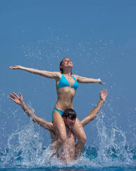 Пара, играющая вместе в воде — стоковое фото