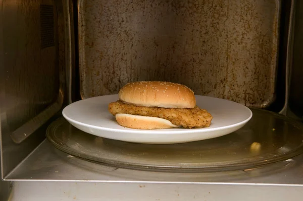 Burger Kurczaka Mikrofalówce — Zdjęcie stockowe