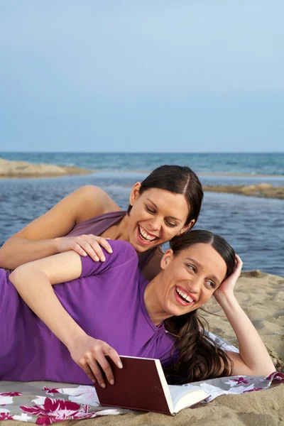 Две Молодые Красивые Женщины Пляже — стоковое фото