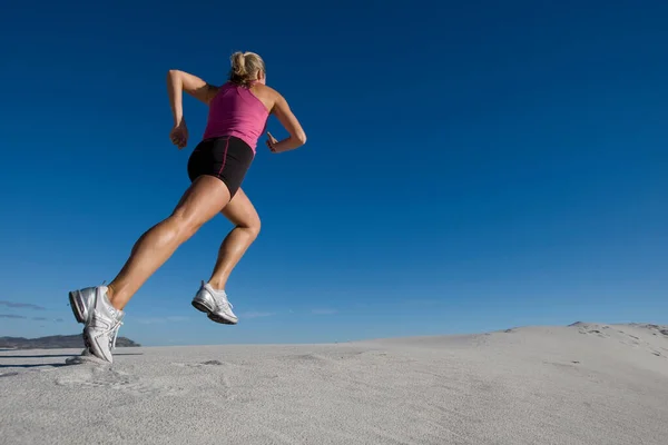 Jeune Femme Courir Sur Les Dunes Sable — Photo