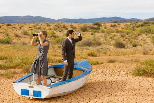 在沙漠迷了路的商业夫妻 — 图库照片