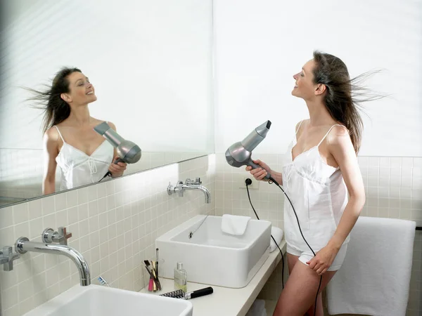 Banyoda Saçını Kurutan Bir Kadın — Stok fotoğraf