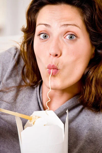 Mulher Casa Comendo — Fotografia de Stock