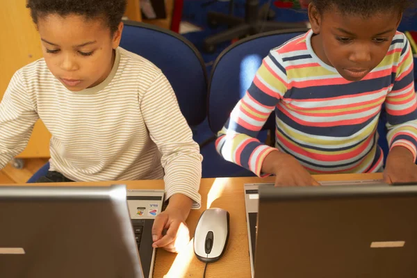 Chicos Afroamericanos Usando Computadoras Portátiles Escuela Primaria — Foto de Stock