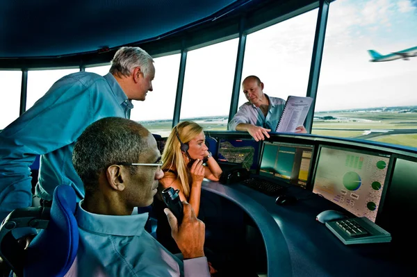 Personer Som Arbetar Flygplatskontrolltorn — Stockfoto