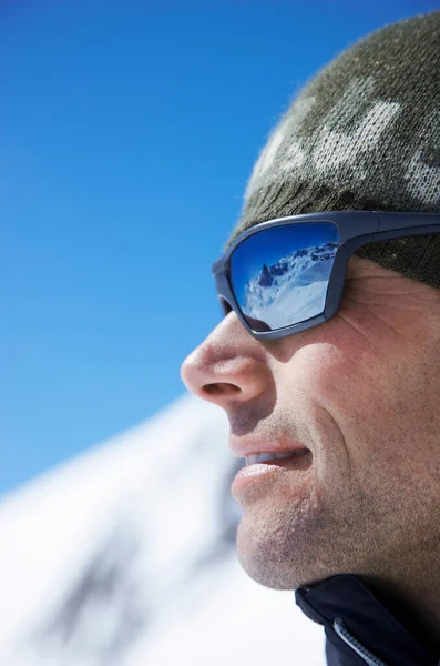 Uomo Che Indossa Occhiali Sole Montagna — Foto Stock