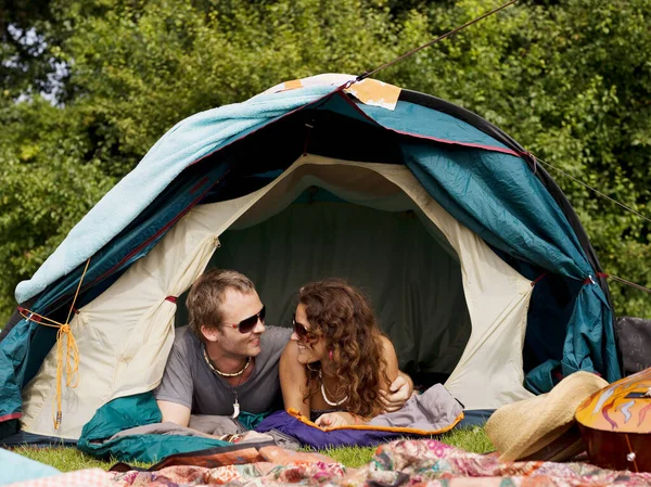 テントの中に寝そべっている男女 — ストック写真