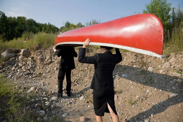 Empresários que transportam canoa — Fotografia de Stock