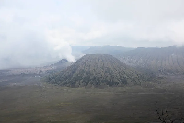 Bromo Vulkan Und Erloschener Vulkan — Stockfoto