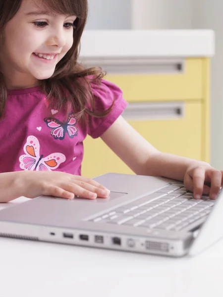 Junges Mädchen Mit Laptop — Stockfoto