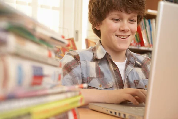 Retrato Niño Con Portátil Biblioteca — Foto de Stock