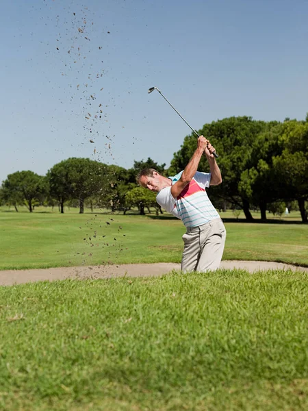 Homem Jogar Golfe Preso Bunker — Fotografia de Stock