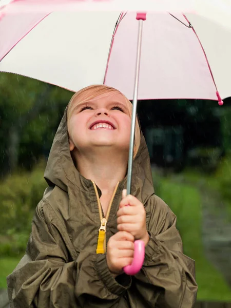 Mädchen Lächelt Mit Regenschirm — Stockfoto