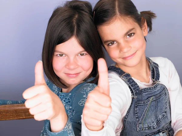 Portret Van Twee Meisjes Glimlachen — Stockfoto