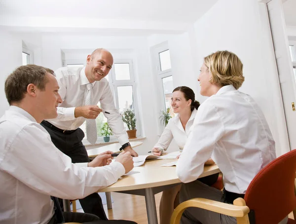 Hablando Durante Una Reunión Compañeros Trabajo — Foto de Stock