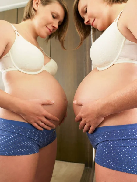 Těhotná Žena Dívá Zrcadla — Stock fotografie