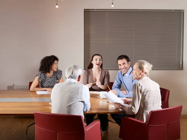 Grupp Personer Vid Styrelserummet Bord — Stockfoto