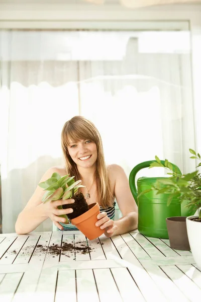 Mujer Joven Plantas Patio — Foto de Stock