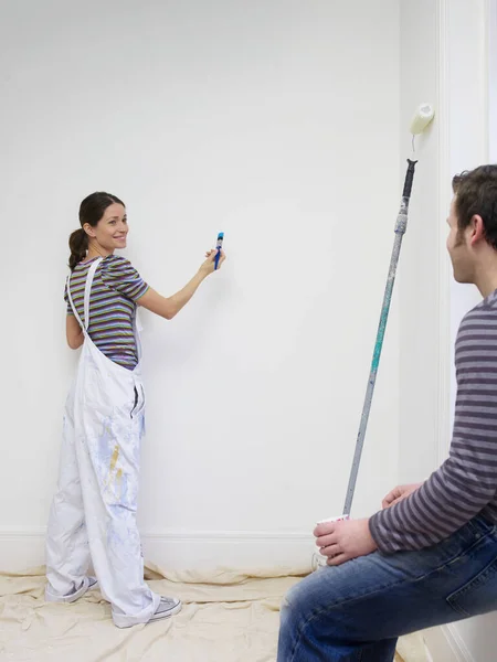 Young couple decorating room — Stock Photo, Image