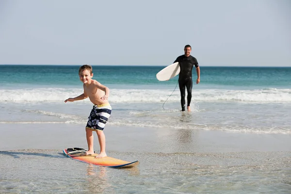 Niño Surfeando Aguas Poco Profundas —  Fotos de Stock