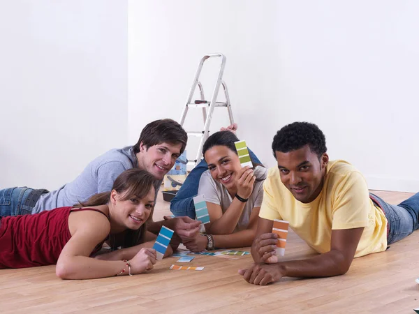 Gruppe Von Freunden Die Auswahl Der Farbe Farben — Stockfoto