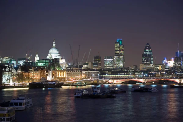 夜のロンドンのスカイライン — ストック写真