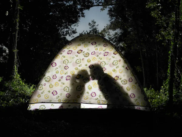 Silhouette Coppia Baciare Tenda — Foto Stock