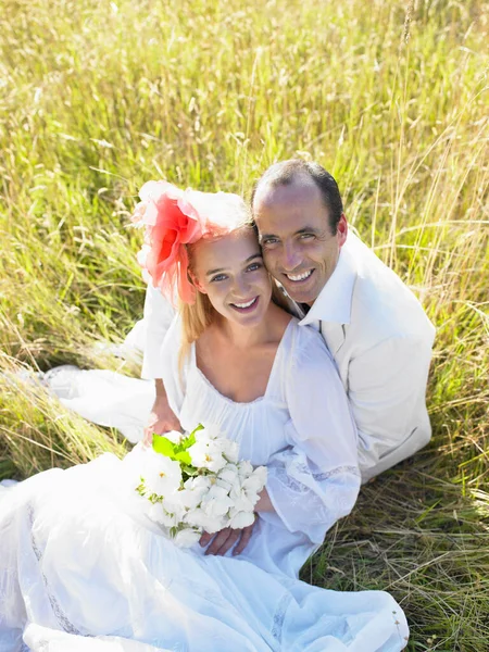 Casal Casado Sentado Campo — Fotografia de Stock