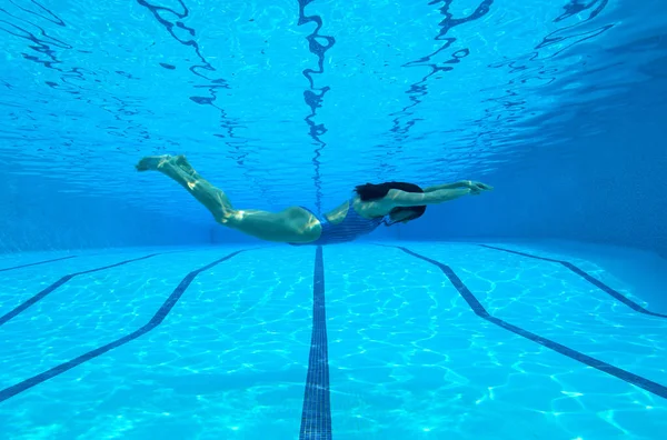 Donna Nuoto Piscina Vista Subacquea — Foto Stock