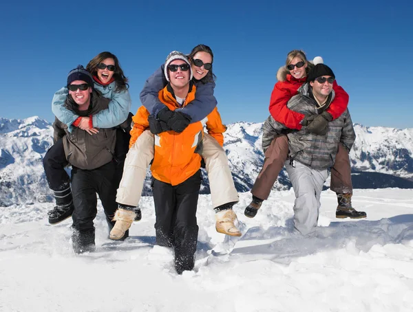 Parejas Cuestas Nieve — Foto de Stock