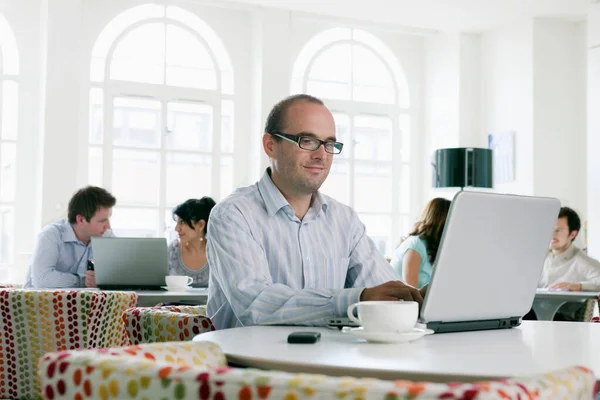 Pessoas Trabalhando Laptops Escritório — Fotografia de Stock