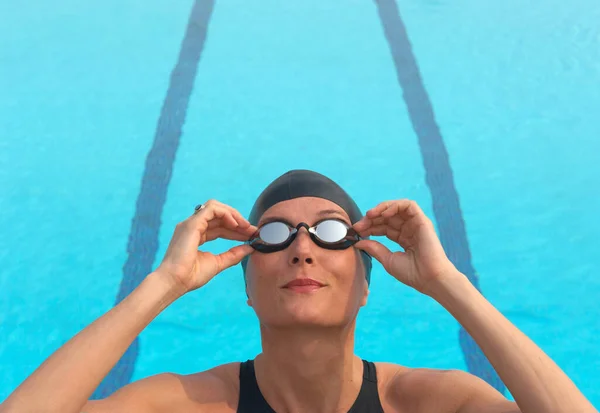 Vrouwelijke Zwemmer Verstelbril Bij Zwembad — Stockfoto