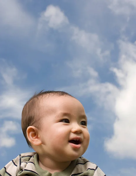 Vauva Sinistä Taivasta Vasten — kuvapankkivalokuva