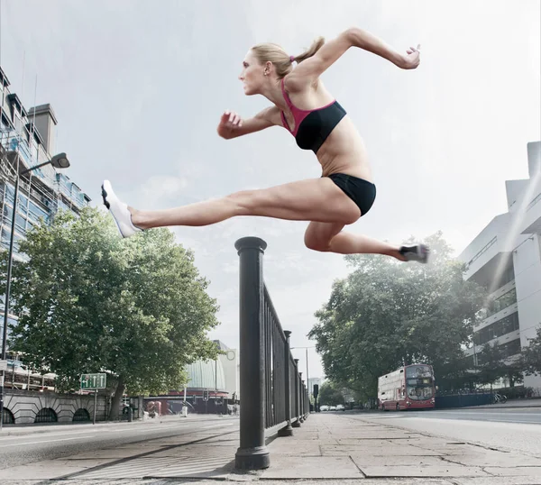 Atleta Saltando Sobre Barandilla Calle — Foto de Stock