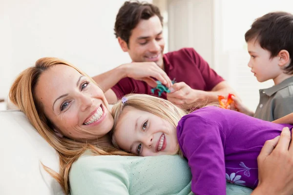 Família Feliz Casa — Fotografia de Stock