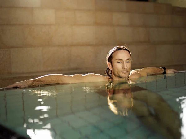 Reifer Mann Sitzt Schwimmbad — Stockfoto