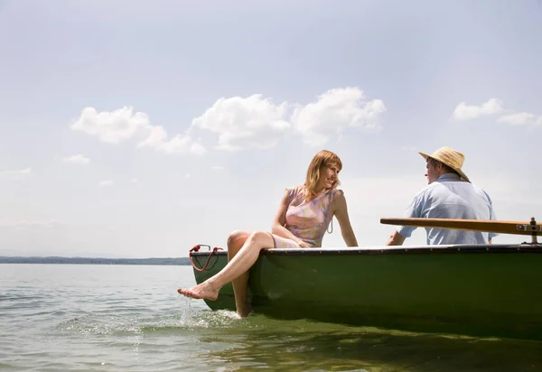 Мужчина и женщина в лодке на озере — стоковое фото
