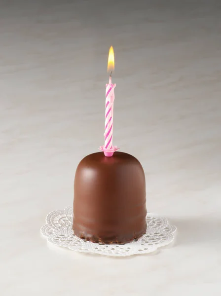 Gâteau Anniversaire Chocolat Sur Table — Photo