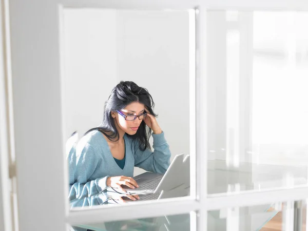 Mujer Trabajando Computadora — Foto de Stock