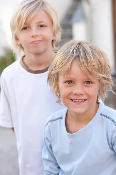 Sonriendo Chicos Sentados Juntos Aire Libre — Foto de Stock