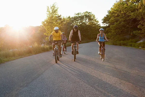 Fyra Cyklister Vägen — Stockfoto