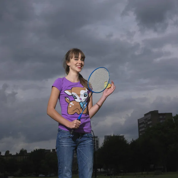 Ung Kvinna Med Badminton Racket — Stockfoto