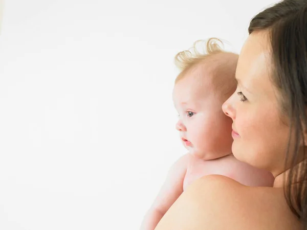 Baby Schouder Van Moeder — Stockfoto